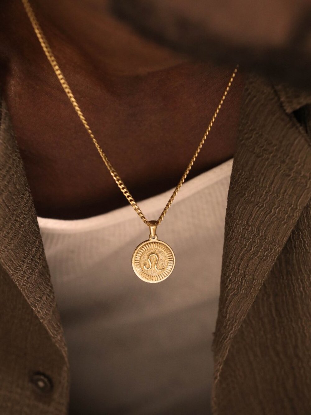 Men's Gold Leo Pendant Necklace